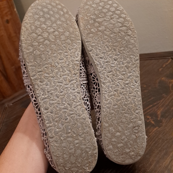Toms, crocheted lace style, size W 7.5 - Picture 5 of 8